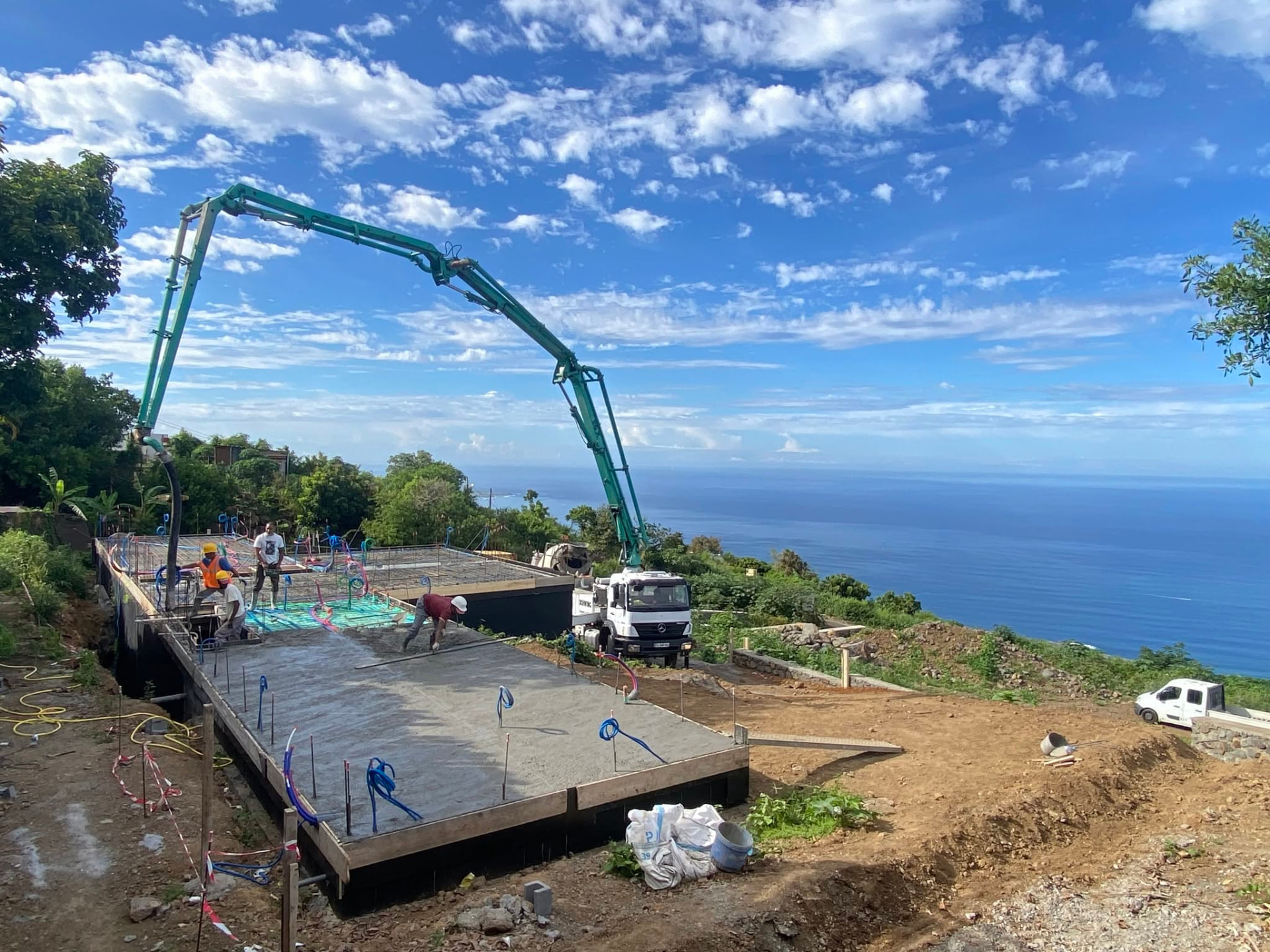Construction sur terrain en pente — réalisation KAZ KONFORT PLUS à La Réunion
