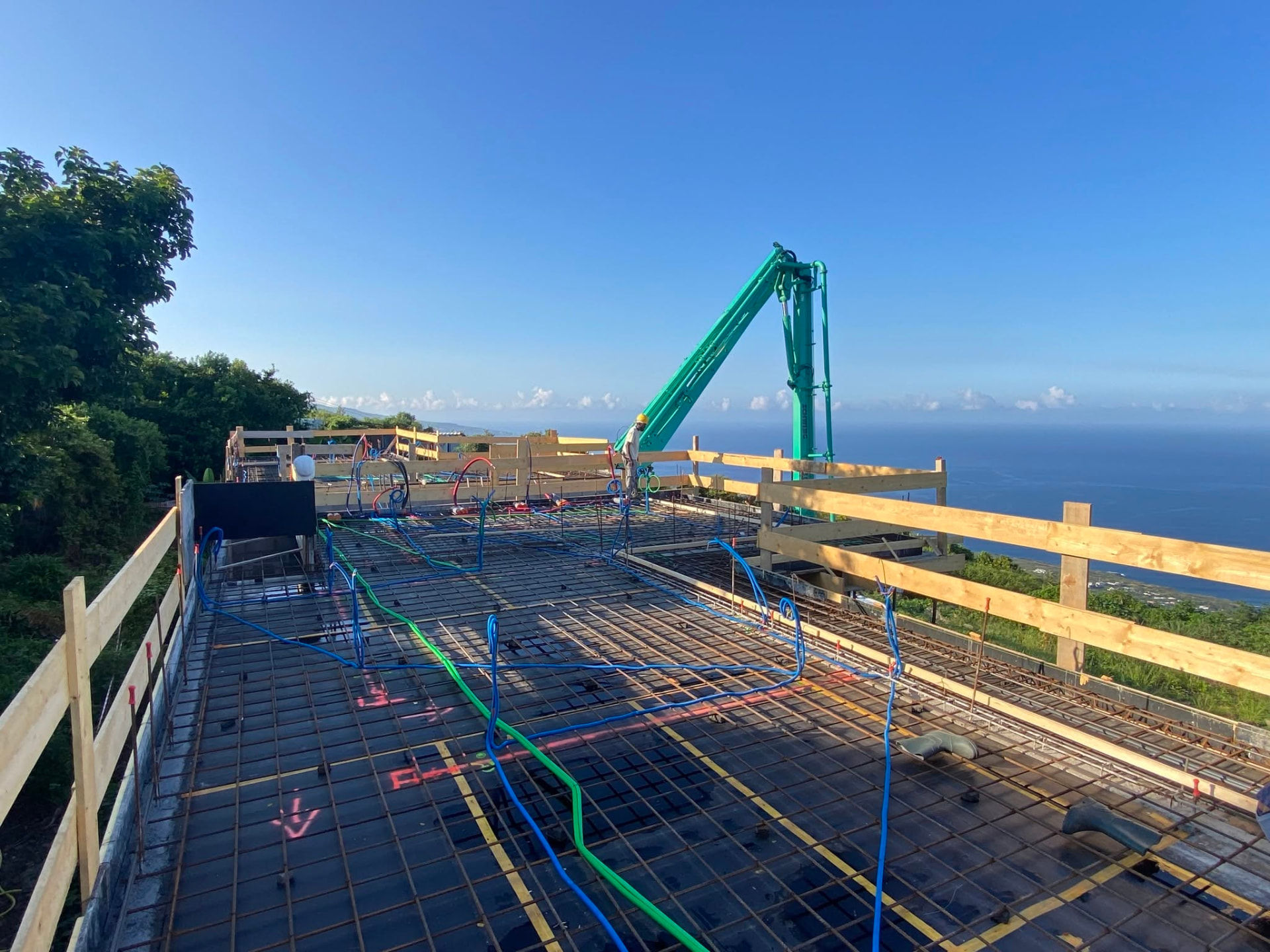 Chantier en cours : dalle et fondations d'une maison individuelle