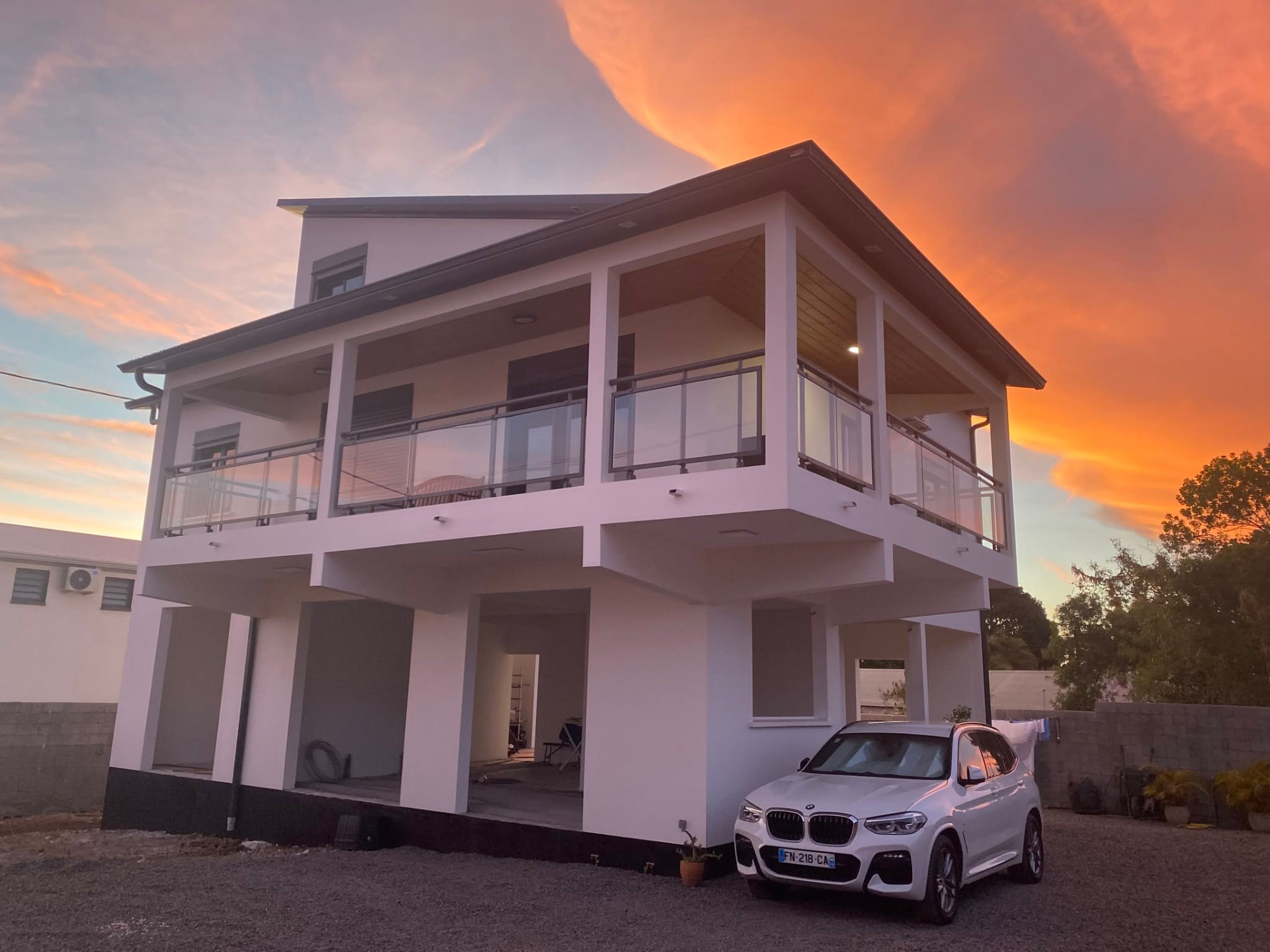 Villa contemporaine à étage — réalisation KAZ KONFORT PLUS à La Réunion